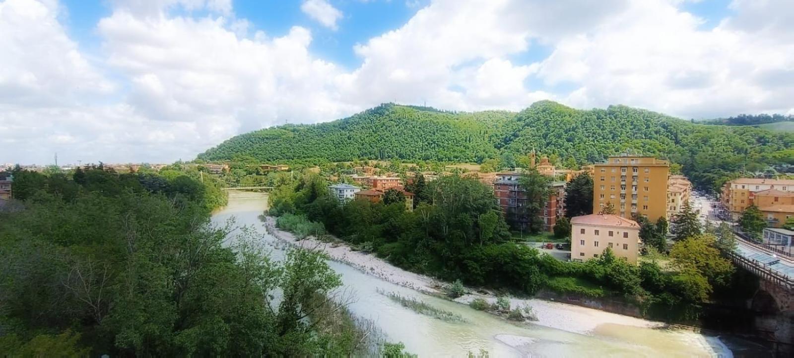 La Terrazza Sul Reno - In Pieno Centro-Due Passi Da Villa Chiara - Comodo Unipol Arena Casalecchio Di Reno Luaran gambar